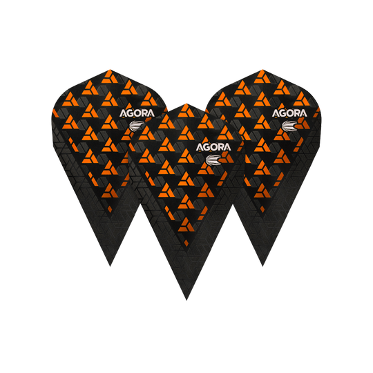 TG73_332670_Target_Agora_Ghost_Orange_Vapor_Flights_1G3ijOzPIQ5xGX Das Bild zeigt drei schwarze Dart-Flights mit orangefarbenen, dreieckigen Mustern. Auf jedem Flight steht das Wort "AGORA" in weißer Schrift.