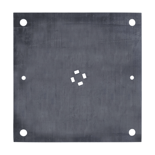 DKS01_L-wen_Dart_Original_Ersatzteile_Komplett_Set_2 Das Bild zeigt eine quadratische Metallplatte mit mehreren runden und quadratischen Löchern. Es handelt sich um ein Ersatzteil aus dem Löwen Dart Original Ersatzteile Komplett Set.
