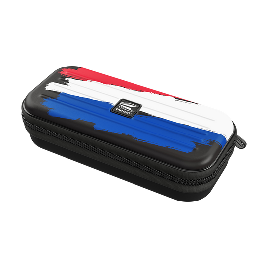 330002_Target_Takoma_Flag_Holland_Dartwallet_14X8nHkOygrfVM Das Bild zeigt ein Dartetui mit den Farben der niederländischen Flagge in Rot, Weiß und Blau. Auf dem Etui ist ein "Target"-Logo zu sehen und es hat einen schwarzen Reißverschluss.