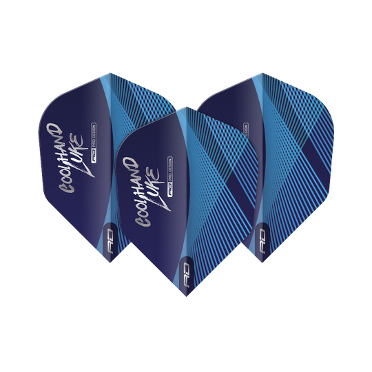 Red Dragon Luke Humphries Coolhand Blue Silver No6 Flights Das Bild zeigt drei blaue Dart-Flights mit silbernen und blauen Linienmustern. Auf den Flights steht der Schriftzug "Coolhand Luke".