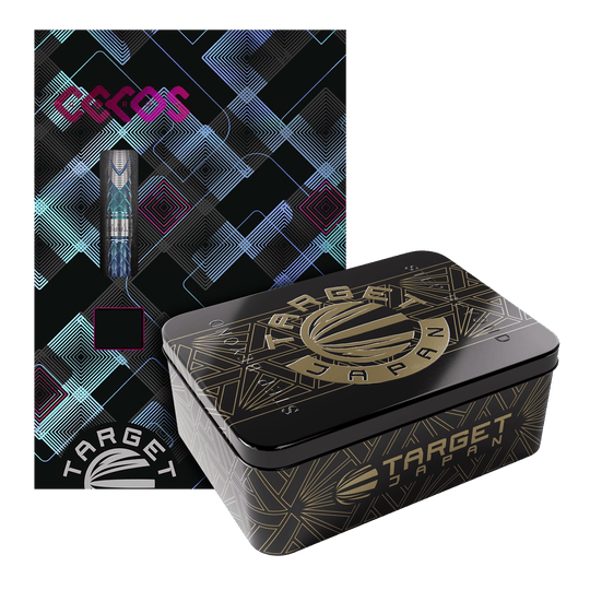 Target Japan Kaze Series Ceros 03 Soft Darts - 19g Das Bild zeigt die "Target Japan Kaze Series Ceros 03 Softdarts - 19g" in einer dekorativen Verpackung. Neben der bunten Kartonverpackung steht eine elegante schwarze Metallbox mit goldenen Verzierungen.