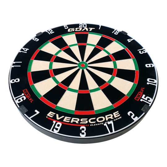 GOAT Everscore Steel Dartboard Das Bild zeigt eine GOAT Everscore Steeldartboard. Die Dartscheibe ist rund und hat farbige Segmente sowie gut sichtbare Zahlen am Rand.