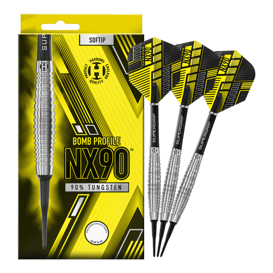 Harrows NX90 Bomb Soft Darts Das Bild zeigt eine Packung Harrows NX90 Bomb Softdarts mit auffälligem gelb-schwarzem Design. Neben der Verpackung sind drei Softdarts mit silbernen Griffen und schwarzen Flights zu sehen.