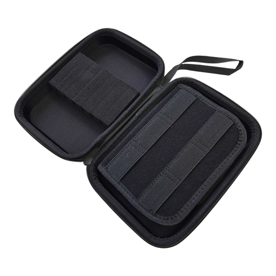 Auf dem Bild ist ein rotes Dartcase des Modells System 4 zu sehen. Die Tasche ist speziell zum Verstauen von Dartpfeilen entwickelt.