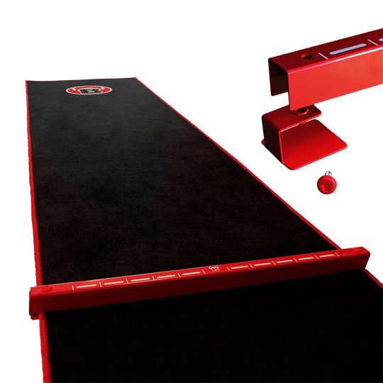Das Bild zeigt das Bulls Oky System SET, bestehend aus einem schwarzen Teppich mit rotem Rand und einer roten Metall Oche. Es wird für das Dartspiel genutzt, um den Abwurflinie klar zu markieren.