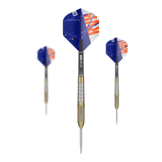 Das Bild zeigt drei Steeldarts der Marke "Target Raymond Van Barneveld Chrono 95 Swiss Point". Die Darts haben blaue Flights mit orangefarbenem Schriftzug und einen silber-goldenen Schaft.