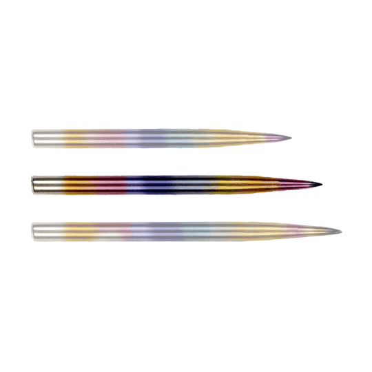 BU57614_BullsNL_Rainbow_Steeldartspitzen_35mm_1pub935uVnDznv Auf dem Bild sind drei Steeldartspitzen zu sehen, die nebeneinander liegen. Sie haben eine auffällige Regenbogenfärbung.