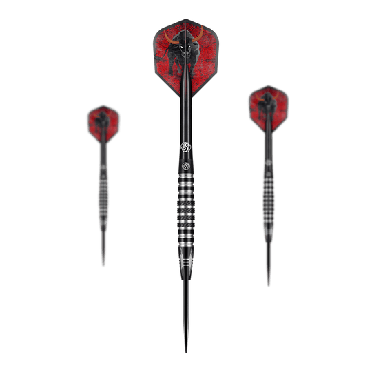 Shot Americana The Wrangler steel darts Das Bild zeigt drei Steeldarts des Produkts „Shot Americana The Wrangler“. Die Flights der Darts sind rot und mit einem schwarzen Stiermotiv verziert.