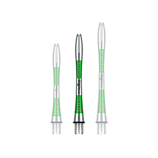7013-403_Winmau_Triad_Aluminium_Shafts_Gr-n_41mm_1 Das Bild zeigt drei grüne Winmau Triad Aluminium Shafts in verschiedenen Längen. Die Shafts haben ein silbernes und grünes Design mit gerillter Oberfläche.