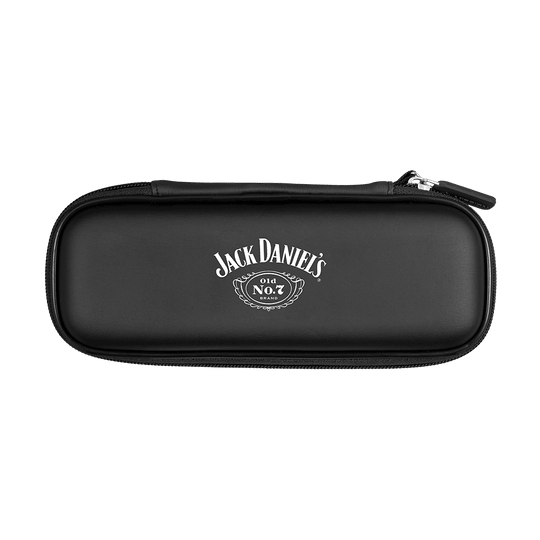Das Bild zeigt ein schlankes, schwarzes Dartcase mit dem Jack Daniel's Logo darauf. Die Tasche hat einen Reißverschluss und ist für den sicheren Transport von Darts gedacht.