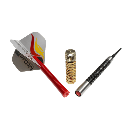 McDart Shaftrestentferner Das Bild zeigt den McDart Shaftrestentferner zusammen mit einem Dartpfeil und einem Dart-Barrel. Das goldfarbene Werkzeug in der Mitte dient zum Entfernen abgebrochener Shafts aus dem Dart-Barrel.