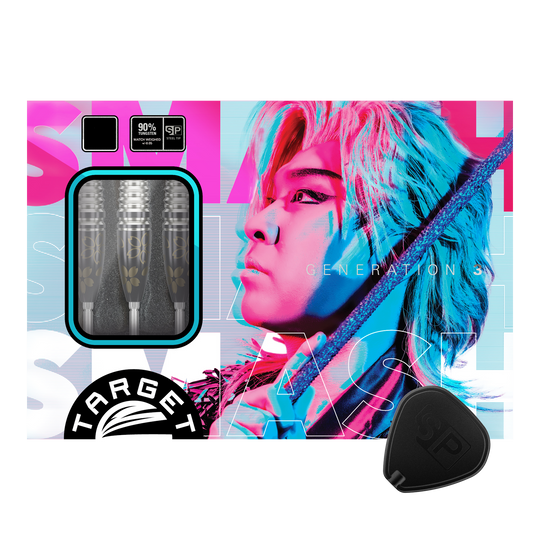 Target Japan Junya Koikawa Charm Smash GEN3 Swiss Point Steel Darts - 23g Das Bild zeigt die Verpackung der "Target Japan Junya Koikawa Charm Smash GEN3 Swiss Point Steeldarts - 23g". Auf der Verpackung ist ein farbenfrohes Porträt einer Person sowie die Darts selbst abgebildet.