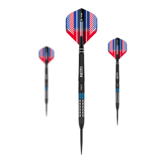 Das Bild zeigt drei Steeldarts des Produkts 'Red Dragon Vengeance Blue'. Die Darts haben schwarze Spitzen, silberne Griffe mit blauen Ringen und auffällige Flights in Rot, Blau und Weiß.