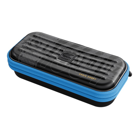 Takoma Ghost Series Chris Dobey dart case Gezeigt wird das Takoma Ghost Series Chris Dobey Dartcase. Das robuste Etui eignet sich ideal zur Aufbewahrung von Darts.