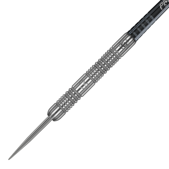 1443_Winmau_Michael_Van_Gerwen_MvG_Authentic_Steeldarts_24NnzFF9Z4x6hh Das Bild zeigt einen stilvollen Steeldart mit silberner Spitze und präzisen Griffmulden. Auf dem Dart ist das Logo von Michael Van Gerwen eingraviert.