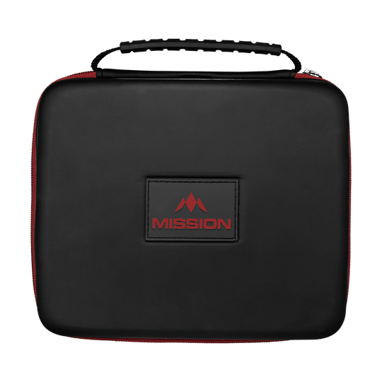 Mission Luxor Dart Wallet Die Abbildung zeigt eine schwarze Tasche mit einem Henkel und rotem Reißverschluss. Auf der Vorderseite befindet sich ein rechteckiges Logo mit der Aufschrift „MISSION“ in Rot.