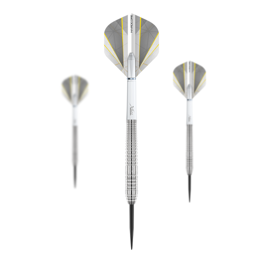 Das Bild zeigt drei Red Dragon Seren 2 Pure Steeldarts mit silbernen Schäften und weißen Flights. Die Darts sind elegant designt und zeigen feine gelbe Linien auf den Flights.