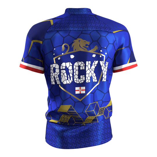 Target Josh Rock Dart Shirt 2027 Abgebildet ist das Target Josh Rock Dartshirt 2027. Dieses Dartshirt ist in sportlichem Design gehalten.