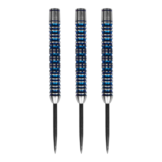 McDart Ocean Steeldart Barrels - 23g Das Bild zeigt drei McDart Ocean Steeldart Barrels mit einem Gewicht von 23g. Die Barrels sind silberfarben mit blauen Rillen und haben eine strukturierte Oberfläche.