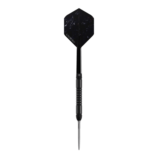 Caliburn Sword S2 steel darts Das Bild zeigt einen Caliburn Sword S2 Steeldart. Der Dart ist schlank und schwarz mit einer spitzen Metallspitze und dunklem Flight.