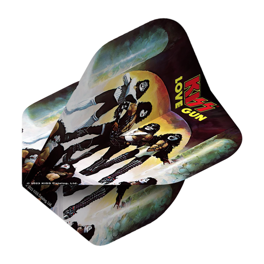 Das Bild zeigt einen Dartflight mit einem Motiv der Band KISS und der Aufschrift "Love Gun". Das Design ist farbenfroh und zeigt die Mitglieder der Band in fantasievollen Kostümen.