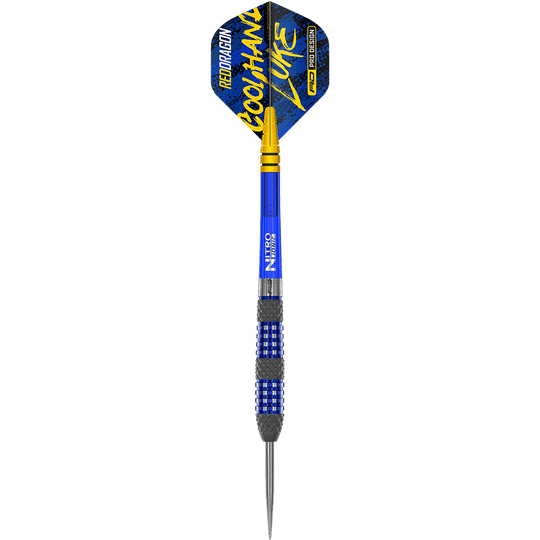 RD2561_Red_Dragon_Luke_Humphries_TX2_Atomized_Steeldarts_1up7uJAILDk21f Dies ist ein Steeldart der Marke Red Dragon, Modell "Luke Humphries TX2 Atomised". Der Dart ist überwiegend blau und hat eine auffällige Beschriftung auf dem Flight.
