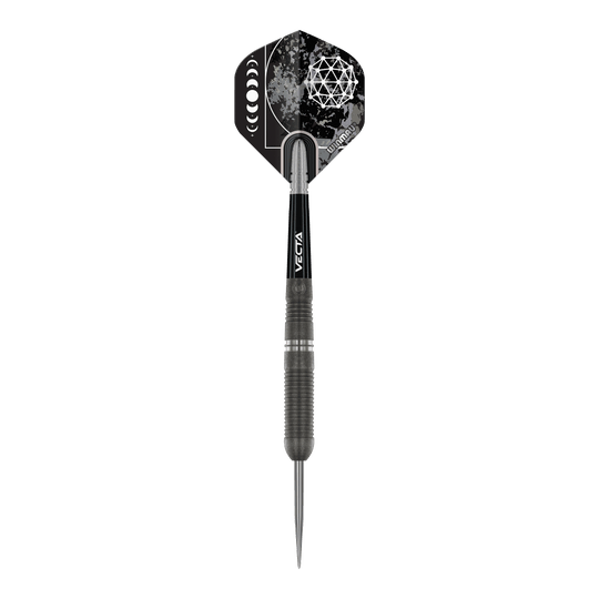 Winmau Callisto 03 Steeldarts Das Bild zeigt einen Winmau Callisto 03 Steeldart. Der Dart ist schwarz mit einem auffälligen, geometrischen Muster auf dem Flight.