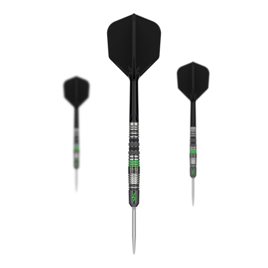 Das Bild zeigt drei Target Japan Black Marque Lightning 3 SP Steeldarts mit schwarzem Flight und silber-grünem Barrel. Die Darts sind modern gestaltet und besitzen eine schlanke, spitze Spitze.