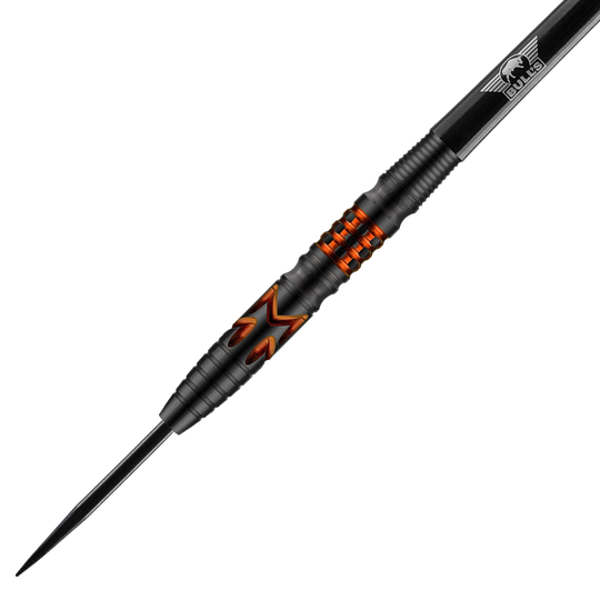 BU26223_BullsNL_Martijn_Kleermaker_90_Steeldarts_2 Auf dem Bild ist ein schwarzer Steeldart mit orangefarbenen Akzenten zu sehen. Der Dart trägt das Logo von Bulls und hat ein modernes, geriffeltes Design.