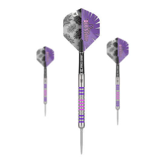 Das Bild zeigt drei Steeldarts des Modells "Target Eleanor Cairns GEN1 Swiss Point - 24g". Die Darts haben ein silbernes Barrel mit lila und rosa Akzenten sowie auffällige lila Flights mit Comic-Motiv.