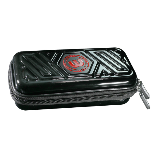 Winmau Armor G1 Dart Wallet Das Bild zeigt ein schwarzes Dart-Etui mit einem Reißverschluss. Auf dem Etui ist ein rotes Logo zu sehen.