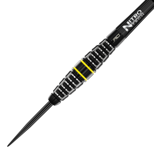 Red Dragon Astraeus Q4X Torpedo Steel Darts Das Bild zeigt den Red Dragon Astraeus Q4X Torpedo Steeldart. Der Dart hat ein schwarzes Design mit silbernen Rillen und gelben Akzenten.