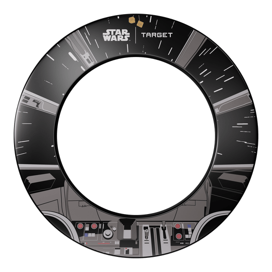 Target Star Wars Millennium Falcon TOR Dartboard Surround Bundle Dieses Bild stellt das Target Star Wars Millennium Falcon Surround Board Bundle dar. Das Design kombiniert klassische Dartscheiben mit Details des Millennium Falcon aus Star Wars.