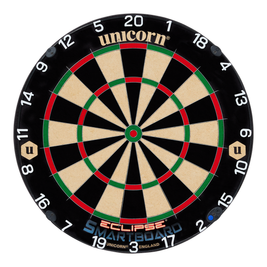 Unicorn Eclipse Smartboard steel dartboard Das Bild zeigt eine Steeldart-Scheibe mit der Aufschrift "Unicorn Eclipse Smartboard". Die Felder sind klassisch in Schwarz, Weiß, Rot und Grün gehalten und die Zahlen sind rund um den Rand angeordnet.