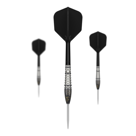 Das Bild zeigt drei Steeldarts mit silbernen Spitzen und schwarzen Flights. Es handelt sich um das Produkt "Target Japan Junya Koikawa Charm Smash GEN3 Swiss Point Steeldarts - 23g".