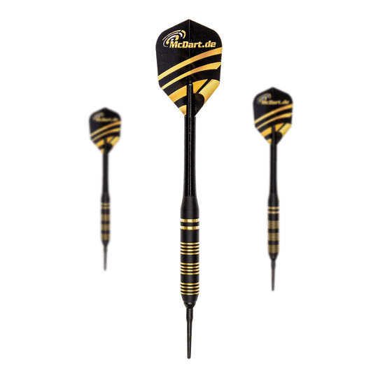 Royal Softdarts - 17g Das Bild zeigt drei Royal Softdarts mit einem Gewicht von 17g. Die Darts sind schwarz mit goldenen Ringen und haben Flights mit dem Logo "McDart.de".