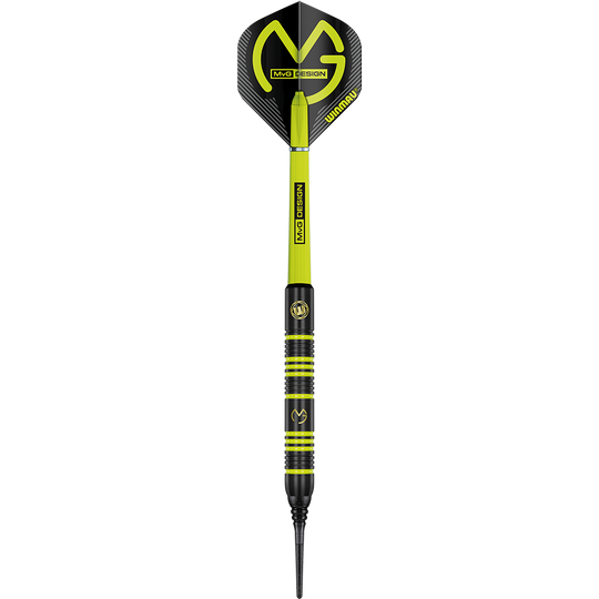 2237_Winmau_Michael_Van_Gerwen_MvG_Ambition_Softdarts_1kcmJ3UFbZ7hkr Auf dem Bild ist ein Winmau Michael Van Gerwen MvG Ambition Softdart mit 20 g Gewicht zu sehen. Der Dart ist überwiegend schwarz und neongelb gestaltet und trägt das MvG-Logo.