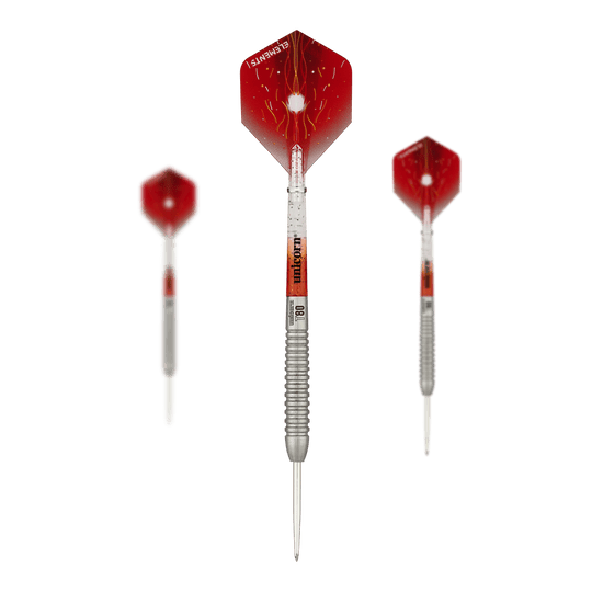 Unicorn Core XL Striker Style 5 steel darts Das Bild zeigt drei Steeldarts des Produkts "Unicorn Core XL Striker Style 5". Die Darts haben rote Flights und einen silbernen, geriffelten Schaft.