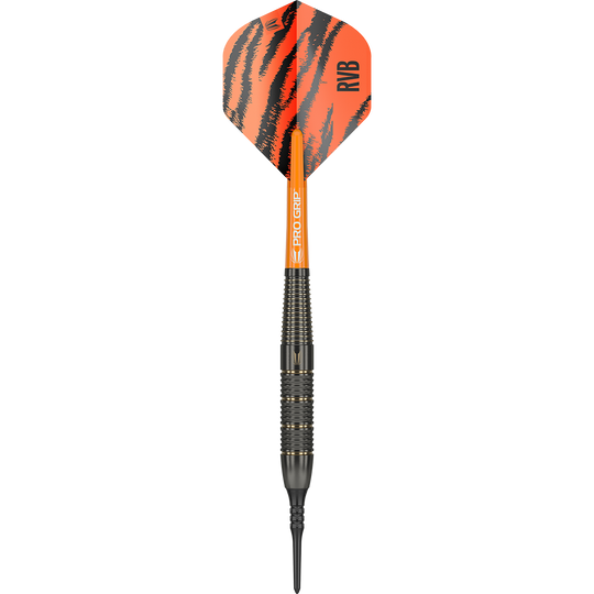 Der Dartpfeil „Target Raymond Van Barneveld Brass Softdarts - 18g“ hat eine auffällige orangefarbene Flight mit schwarzen Streifen und der Aufschrift „RVB“. Der Griff ist schwarz mit feinen Rillen für besseren Halt.