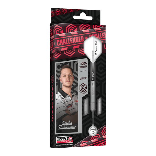 Bulls Challenger Sascha Stuhlemmer Steeldarts - 23g Das Bild zeigt die Verpackung der "Bulls Challenger Sascha Stuhlemmer Steeldarts - 23g". Auf der Verpackung ist neben dem Dartpfeil auch ein Foto von Sascha Stuhlemmer abgebildet.