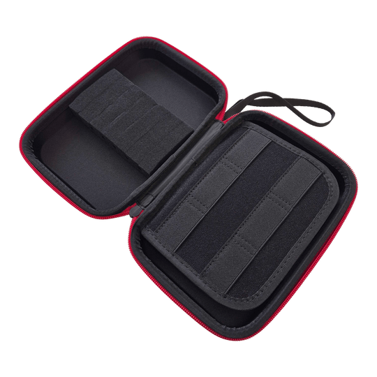 Das Bild zeigt ein schwarzes Dartcase vom Typ System 4. Es wird für den sicheren Transport und die Aufbewahrung von Dartartikeln verwendet.