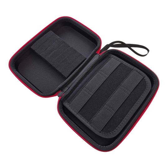 System-4 dart case with your design Das Bild zeigt ein schwarzes Dartcase vom Typ System 4. Es wird für den sicheren Transport und die Aufbewahrung von Dartartikeln verwendet.