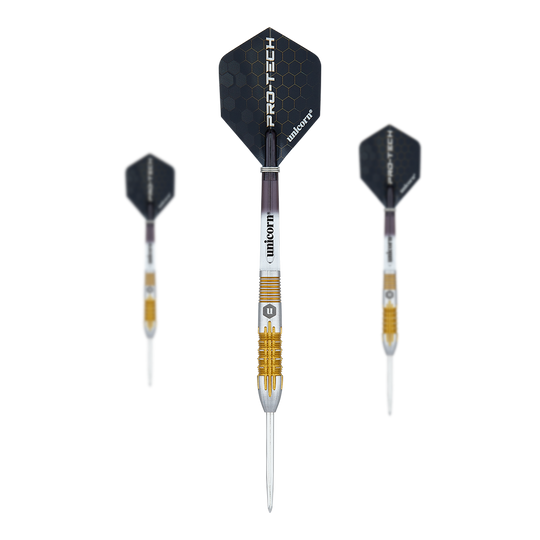 Das Bild zeigt drei Steeldarts mit schwarzer Flights und silber-goldenem Schaft. Auf den Flights steht "PRO-TECH" und "unicorn" geschrieben.