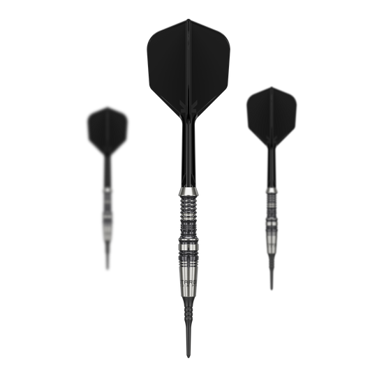 Target Japan Black Marque Heracles Soft Darts - 18g Das Bild zeigt drei schwarze Softdarts der Marke "Target Japan Black Marque Heracles - 18g". Der mittlere Dart ist zentral und scharf abgebildet, während die beiden anderen im Hintergrund unscharf sind.