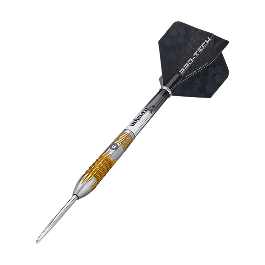 27706_Unicorn_Pro-Tech_Style1_Steeldarts_4 Der Bild zeigt einen modernen Steeldartpfeil mit silbernem und goldfarbenem Griff. Das Flight am Ende ist schwarz mit einem Wabenmuster und der Aufschrift "PRO-TECH".