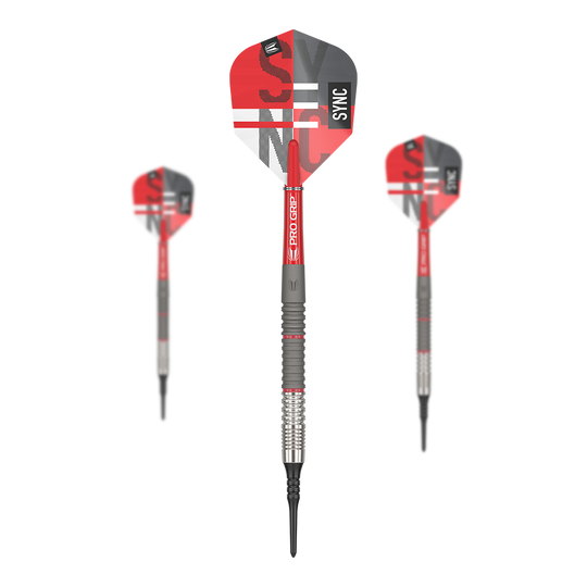 Target Sync 11 Softdarts Auf dem Bild sind drei Softdarts mit roten und grauen Flights zu sehen. Auf dem mittleren Dart steht deutlich das Wort "SYNC" auf dem Flight.