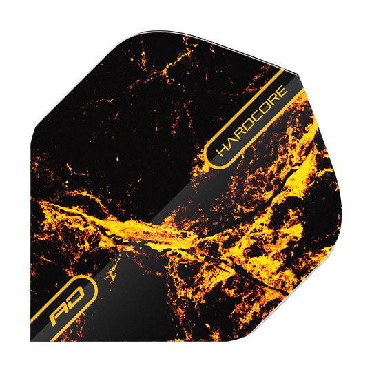 TF6634_Red_Dragon_Hardcore_Radical_Golden_Strike_Standard_Flights_105JHJ5uuayuoo Dieses Bild zeigt das Produkt "Red Dragon Hardcore Radical Golden Strike Standard Flights". Das Design ist überwiegend schwarz mit gold-gelben, feurigen Mustern und der Aufschrift "HARDCORE".