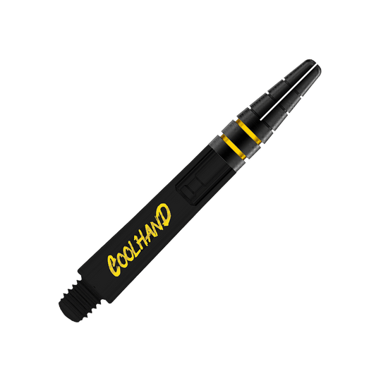 Das Bild zeigt einen schwarzen Dart-Schaft mit gelben Akzenten. Auf dem Schaft steht das Wort "COOLHAND" in gelber Schrift.
