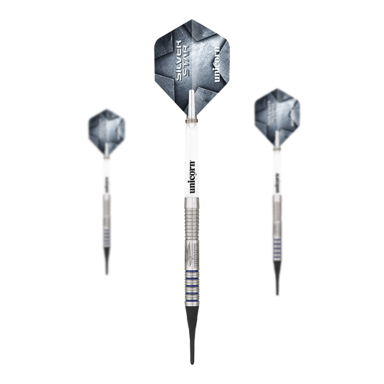 Unicorn Silver Star Var.2 Gary Anderson soft darts Das Bild zeigt drei Softdarts des Modells "Unicorn Silver Star Var.2 Gary Anderson". Die Darts haben silberne Spitzen, einen geriffelten Schaft und blaue Akzente auf dem Barrel.