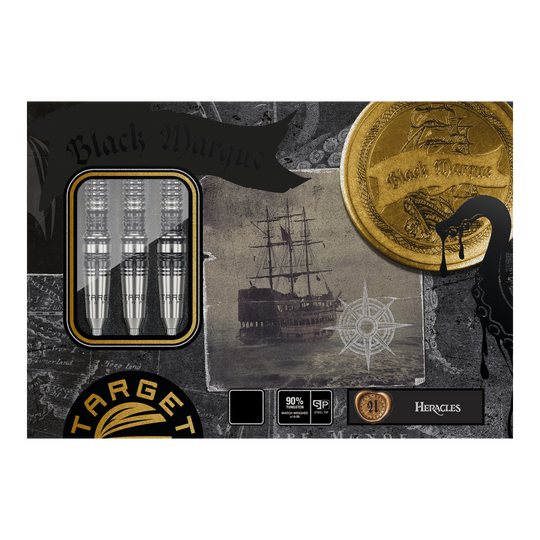 Target Japan Black Marque Heracles Steeldarts Das Bild zeigt die Verpackung der "Target Japan Black Marque Heracles Steeldarts". Auf der Verpackung sind neben den drei Darts auch ein Segelschiff, ein Kompass und eine goldene Münze abgebildet.